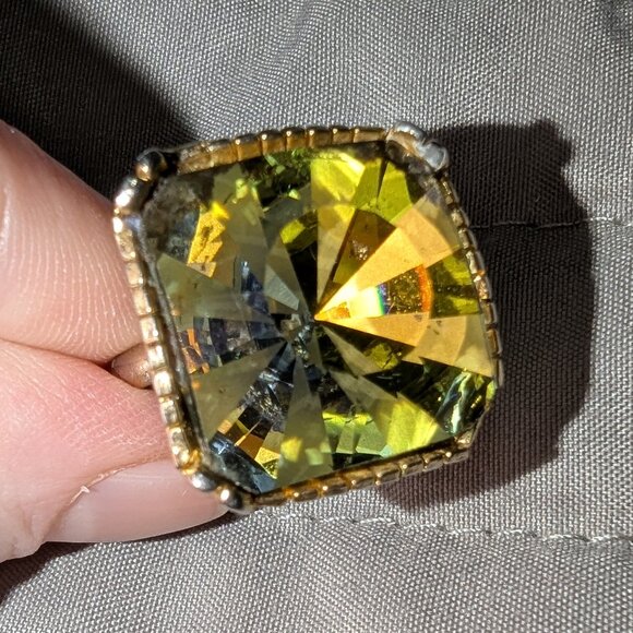 Size 8 Large Yellow Green Faceted Crystal Statement Ring 5222 - Picture 2 of 7